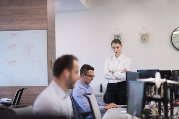 Porträt Einer Erfolgreichen Unternehmerin Geschäftigen Startup Büro — Stockfoto