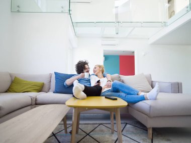 Televizyon izlerken genç Çift