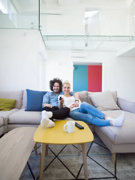 Jeune couple à regarder la télévision — Photo