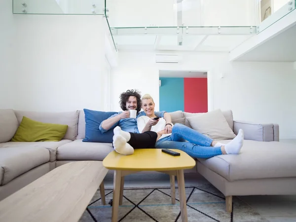 Jeune couple à regarder la télévision — Photo