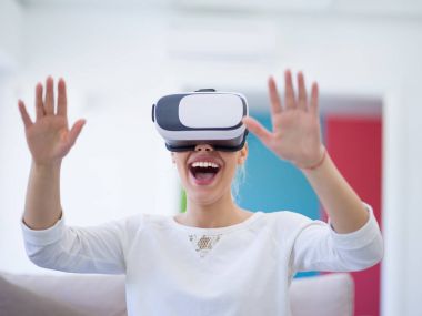 sanal gerçeklik VR-kulaklık gözlük kullanan kadın