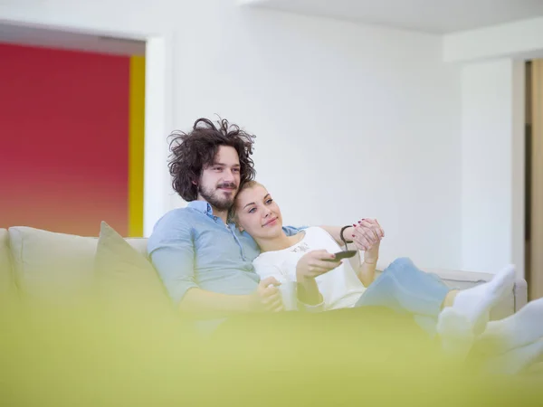 Giovane coppia a guardare la televisione — Foto Stock