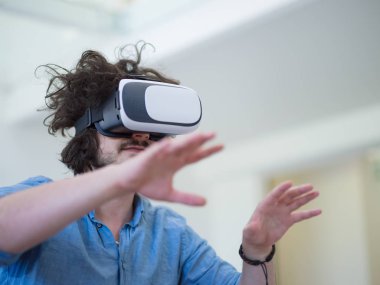  VR-kulaklık kullanarak adam