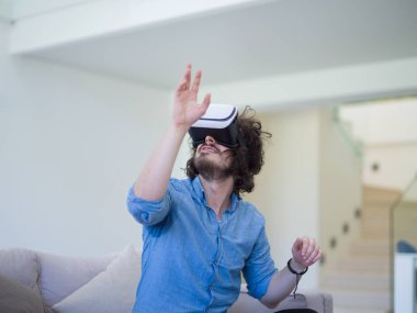  VR-kulaklık kullanarak adam