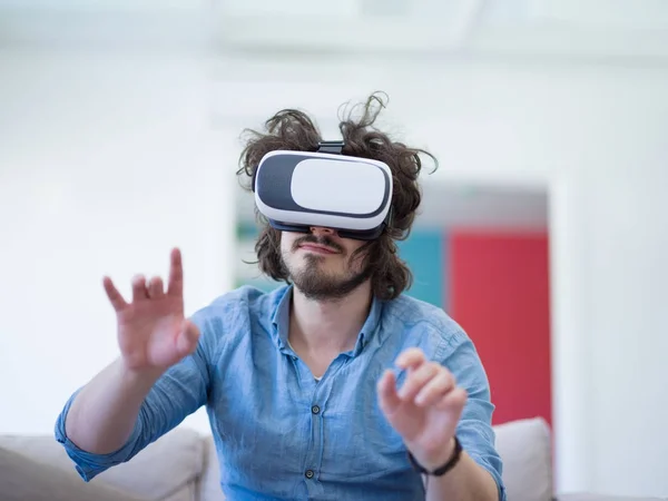 Homem usando o fone de ouvido VR — Fotografia de Stock