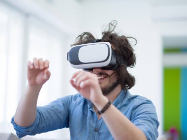  VR-kulaklık kullanarak adam