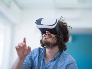  VR-kulaklık kullanarak adam