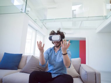  VR-kulaklık kullanarak adam