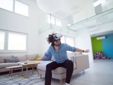  VR-kulaklık kullanarak adam