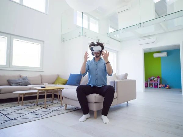 Man met behulp van Vr-headset — Stockfoto