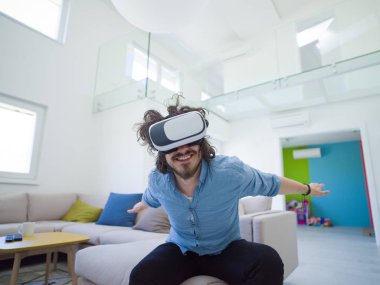  VR-kulaklık kullanarak adam