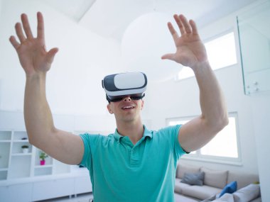  VR-kulaklık kullanarak adam