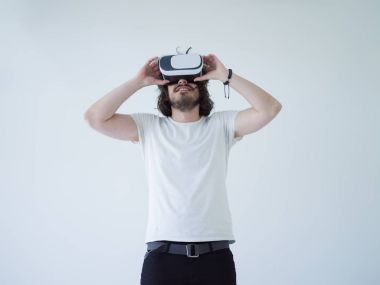  VR-kulaklık kullanarak adam