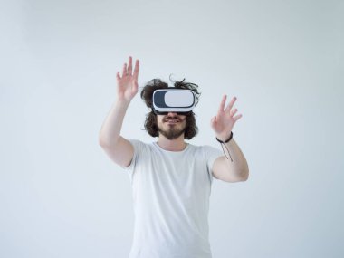  VR-kulaklık kullanarak adam