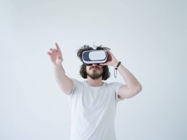  VR-kulaklık kullanarak adam