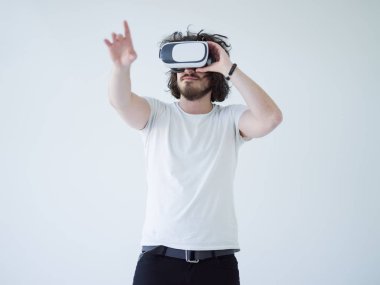  VR-kulaklık kullanarak adam