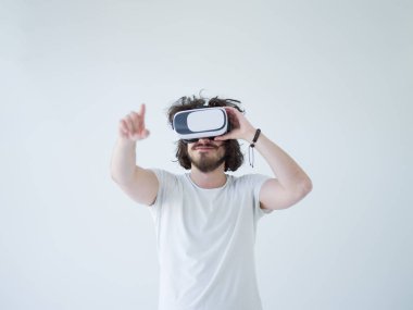  VR-kulaklık kullanarak adam