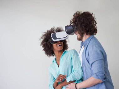 VR kulaklık gözlük kullanma çift