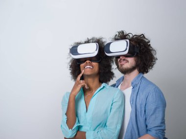 VR kulaklık gözlük kullanma çift