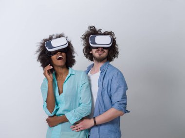 VR kulaklık gözlük kullanma çift