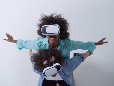VR kulaklık gözlük kullanma çift