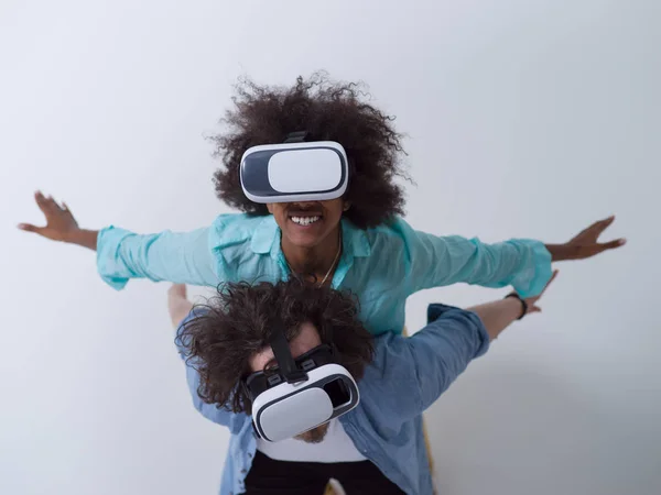 Couple utilisant des lunettes VR casque — Photo
