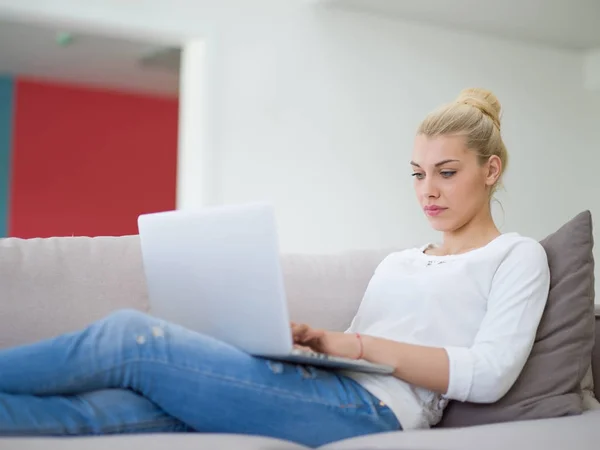 Donna che utilizza il suo computer portatile — Foto Stock