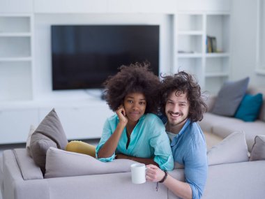 genç çok ırklı bir çift 