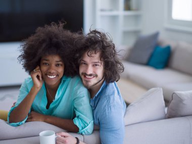 genç çok ırklı bir çift 