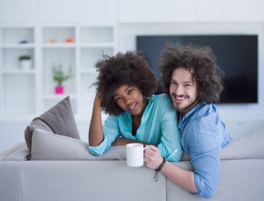 genç çok ırklı bir çift 