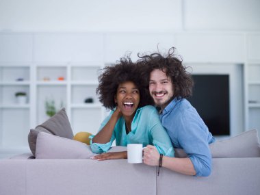 genç çok ırklı bir çift 