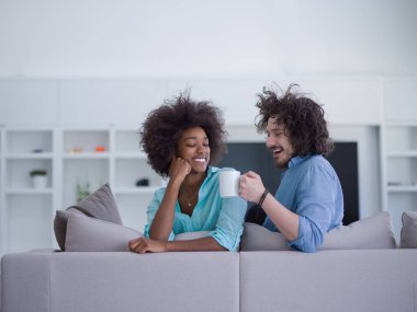 genç çok ırklı bir çift 