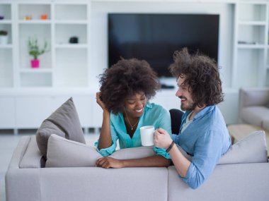 genç çok ırklı bir çift 