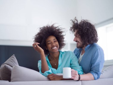 genç çok ırklı bir çift 