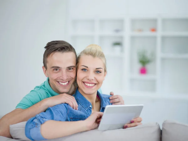 Pareja joven relajándose en casa de lujo — Foto de Stock