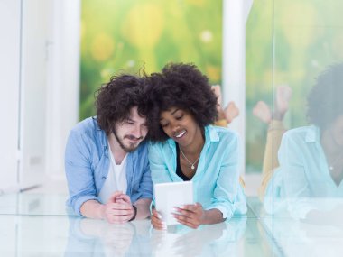 mutlu genç çok ırklı Çift