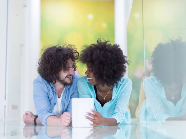 mutlu genç çok ırklı Çift