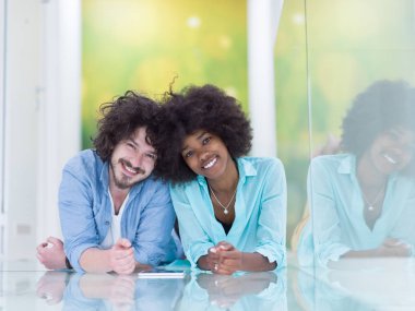 mutlu genç çok ırklı Çift