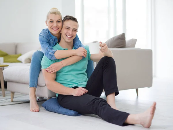 Gelukkige jonge mooie paar — Stockfoto