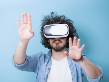  VR-kulaklık kullanarak adam