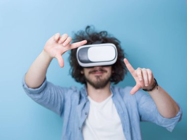  VR-kulaklık kullanarak adam