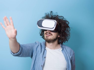  VR-kulaklık kullanarak adam