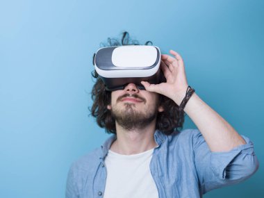  VR-kulaklık kullanarak adam