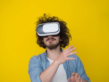 VR gözlük kullanan genç adam