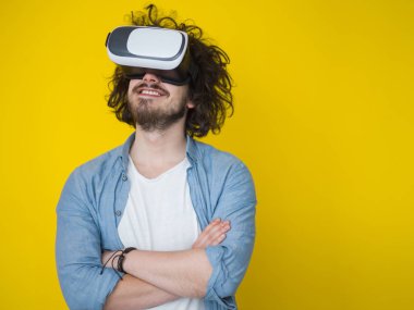 VR gözlük kullanan genç adam