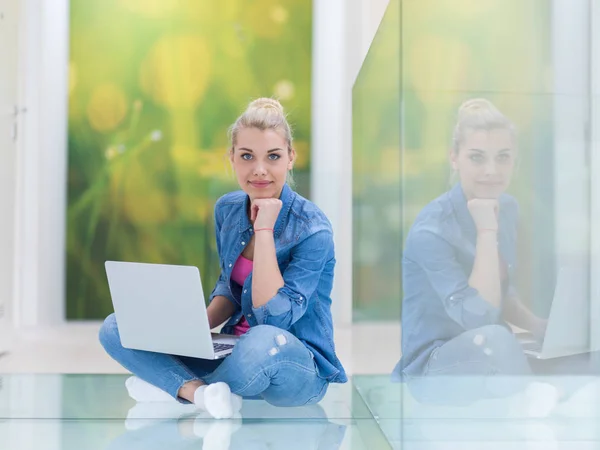 Mulher usando seu computador portátil — Fotografia de Stock