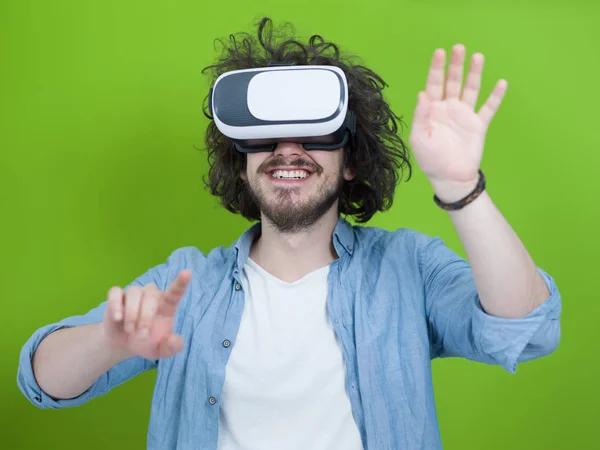 Mann benutzt vr-Headset — Stockfoto