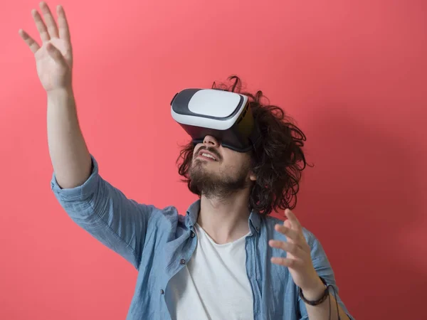 Giovane uomo con occhiali VR — Foto Stock