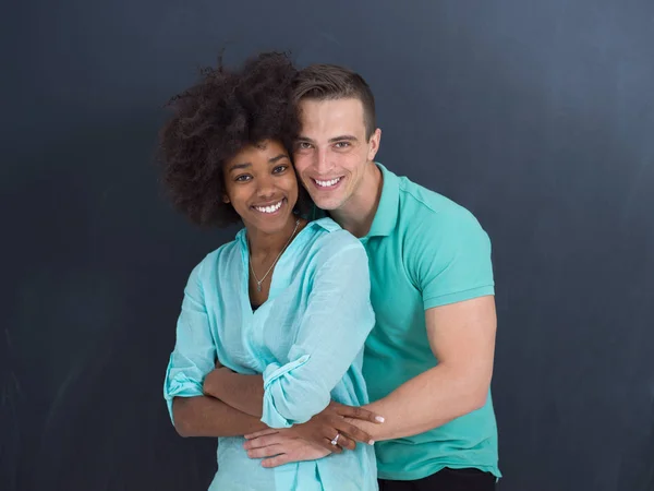 Jovem feliz casal multiétnico — Fotografia de Stock