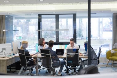 Modern ofis binasında Girişim İş Takımı Toplantısı